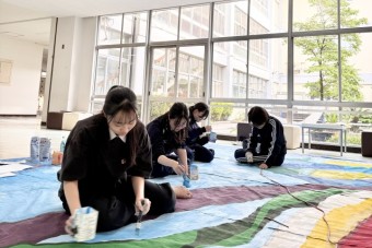 高3青　垂れ幕制作中