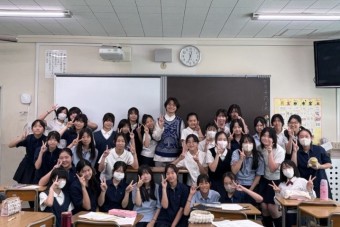 中学2年黄色　電気通信大学の留学生との異文化交流会を行いました
